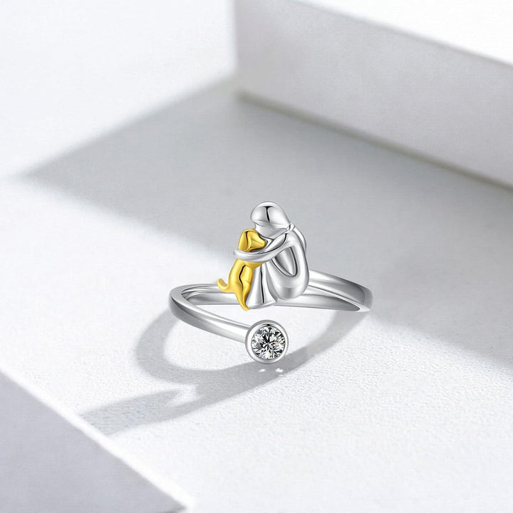 Silberring mit Hundchen und Zirkonia-Steinen.