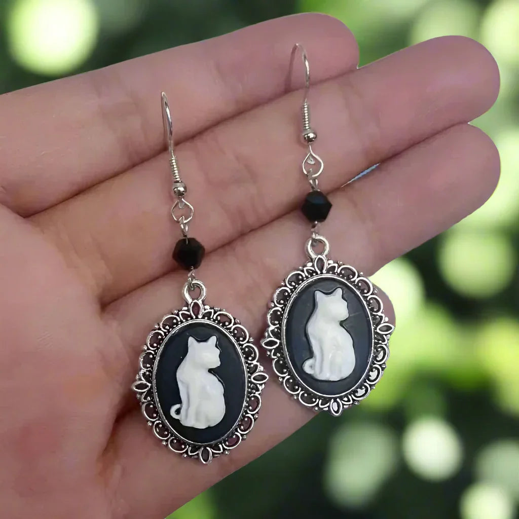 Vintage weiße Katzenohrringe – Schmuck mit silbernem Rahmen für Damen